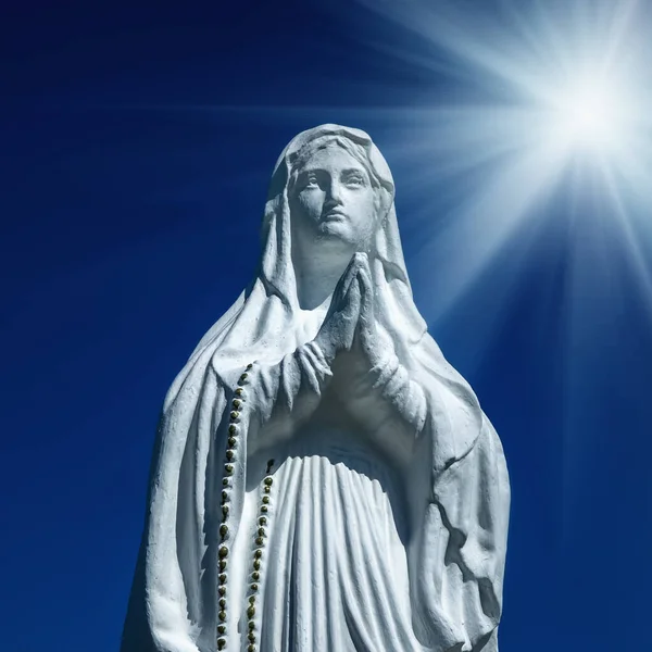 Antique White Statue Virgin Mary Praying Blue Background Sky Sunlight — Stock Photo, Image