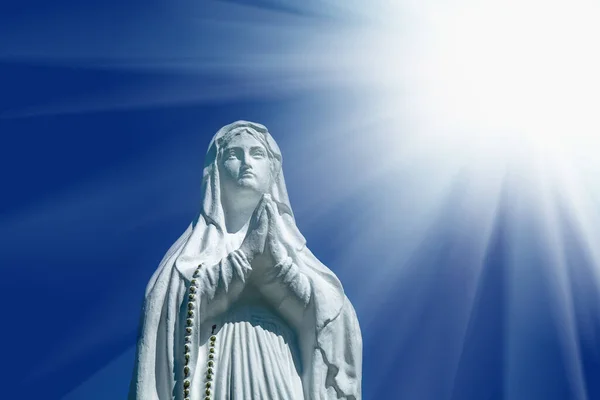 Jomfru Maria Statue Vintage Skulptur Trist Kvinde Sollys - Stock-foto