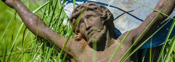 Crucifixion Jésus Christ Statue Très Ancienne Ancienne Dans Herbe Image — Photo