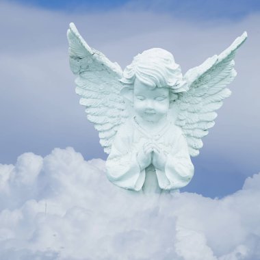 Gökyüzünde bir bulutta dua eden beyaz, güzel bir melek.. 