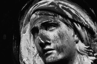 Bakire Meryem. Kederli bir kadının heykeli. 