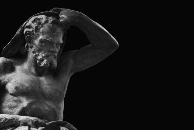 Hephaestus. Yunan ve Roma mitolojilerinde demirci ve demircilerin tanrısı. Siyah arkaplana karşı antik heykel.