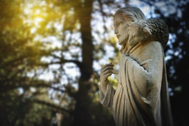 Yüce İsa 'nın antik heykeli. İnanç, Hristiyanlık, Tanrı kavramı. Yatay resim.