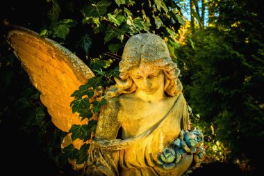 Kırık kanatlı güzel üzgün melek uçamaz. Antik heykel.