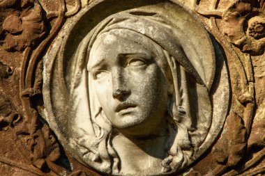 Bakire Meryem. Kederli bir kadının klasik heykeli. Yatay resim.