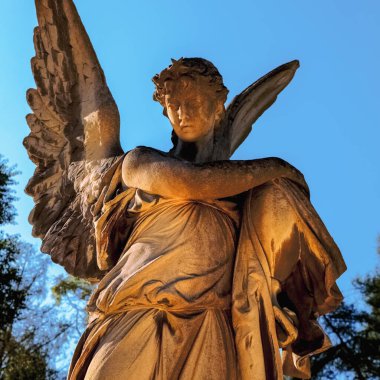 - Ölüm. Acı, korku ve hayatın sonunun sembolü olarak küllü melek. Antik heykel. 