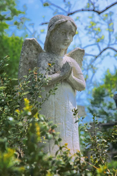 天使を祈ってる 古代の彫像を閉じます 垂直画像 — ストック写真