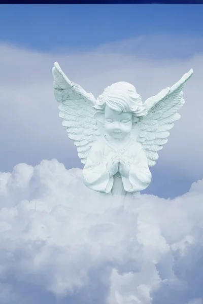 空の雲の上で祈る白い小さな美しい天使 — ストック写真