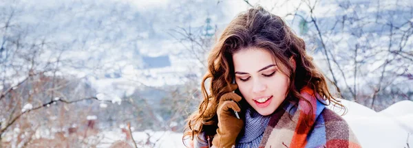 Retrato Inverno Jovem Bela Mulher Morena Falando Seu Telefone Livre — Fotografia de Stock