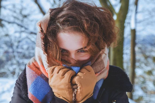 Belle Jeune Femme Debout Parmi Les Arbres Enneigés Dans Forêt — Photo