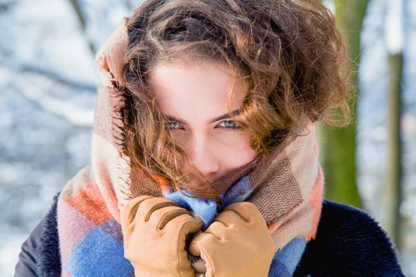 Retrato Mulher Bonita Com Cabelos Encaracolados Floresta Inverno Desfrutando Primeira — Fotografia de Stock