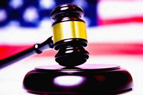 米国の司法制度の象徴として米国国旗に対する裁判官の圧力 — ストック写真