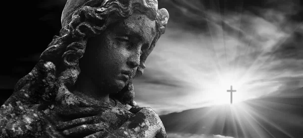 Angel Prays Cross Stone Statue Dramatic View Cloudy Sky Sun — Stock Photo, Image