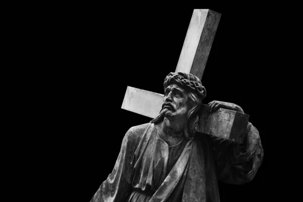 Jesus Cristo Com Cruz Estátua Antiga Isolada Sobre Fundo Preto — Fotografia de Stock