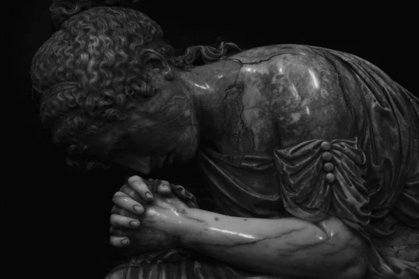 坟墓上一个悲伤绝望妇女的古老雕像的碎片 作为死亡 悲伤和悲伤的象征 — 图库照片