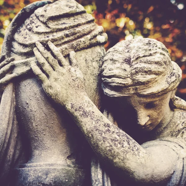 悲しみの象徴として墓に絶望的な女性の古代の像を閉じます — ストック写真