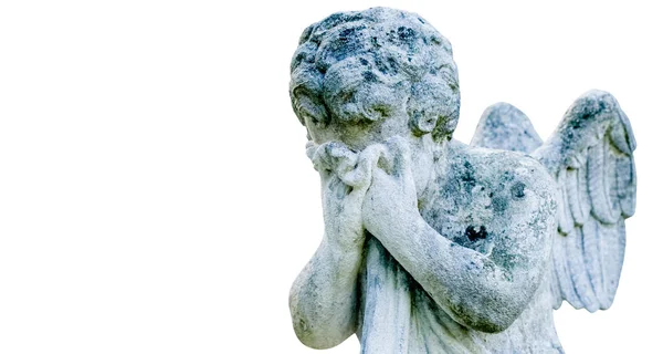 死の概念 人間の生活の終わりのシンボルとして泣いて天使の非常に古代の石の像 白い背景に隔離された画像 デザインやテキストのための無料コピースペース — ストック写真