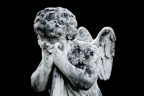 死の概念 人間の生活の終わりの象徴として小さな泣き天使の非常に古代の石の像 黒い背景に隔離された画像 — ストック写真