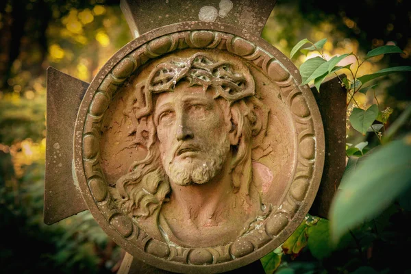 Estatua Piedra Muy Antigua Jesucristo Sobre Tumba Antiguo Cementerio —  Fotos de Stock