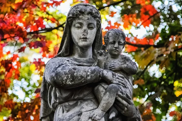 Forntida Staty Jungfru Maria Med Barnet Jesus Kristus Selektivt Fokus — Stockfoto