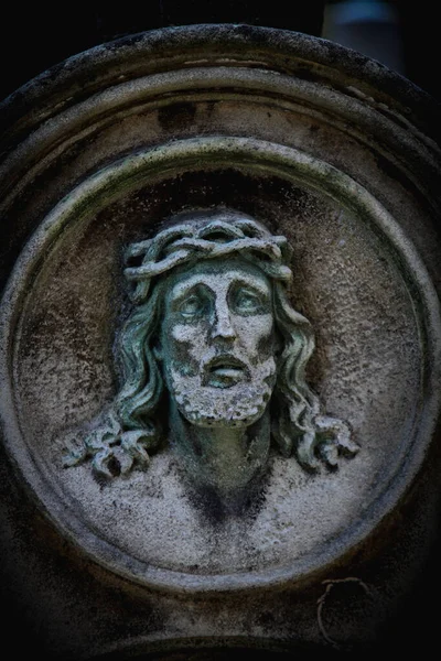 Une Ancienne Statue Jésus Christ Couronne Épines Image Verticale — Photo