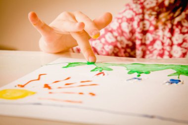 Renkli ellerle resim yapan genç kızı kapat. Sanat eğitimi konsepti. Yatay resim.