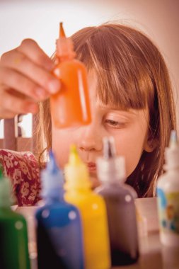 Sanat eğitimi süreci. Genç güzel kız resim yapıyor.. 