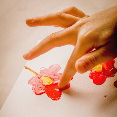 Çocuk kız parmağıyla resim yapıyor. Mutlu çocukluk, sanat, çizim konsepti.