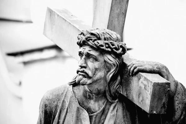 Fermer Statue Ancienne Pierre Jésus Christ Avec Croix Isolée Sur — Photo