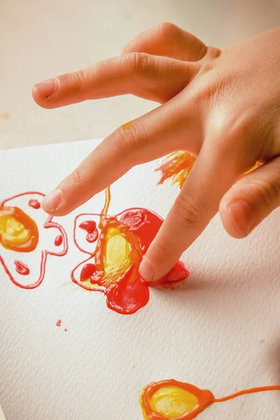 Kindermädchen Malt Mit Dem Finger Schöne Blume Glückliche Kindheit Kunst — Stockfoto