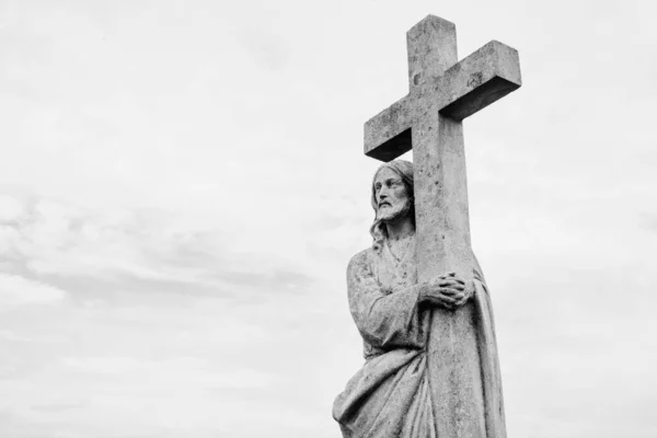耶稣的古老石像 十字架 — 图库照片