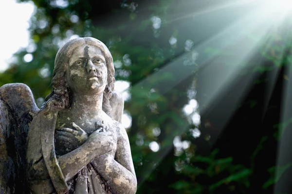 Фрагмент Древней Каменной Статуи Ангела Хранителя Лучах Света — стоковое фото