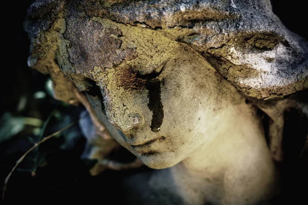 Zbliż Starożytny Posąg Płaczącego Anioła Łzami Twarzy Jako Symbol Śmierci — Zdjęcie stockowe