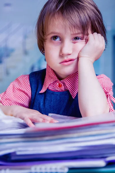 Κοντινό Πλάνο Κουρασμένο Και Εξαντλημένο Επιχειρηματικό Κορίτσι Παιδί Στο Γραφείο — Φωτογραφία Αρχείου