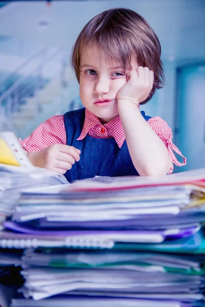 Humoristiskt Porträtt Trötta Unga Affärstjejer Vill Sova Utmattat Barn Som — Stockfoto