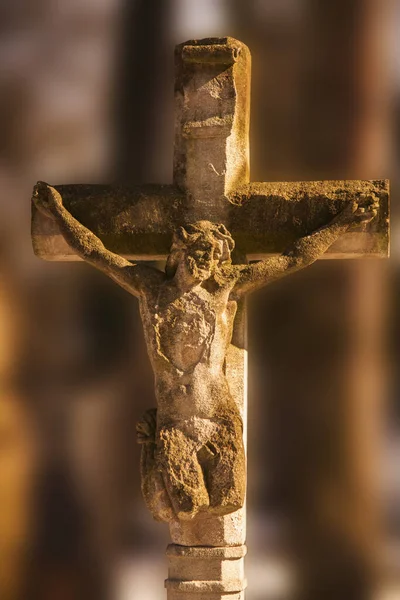 耶稣基督被钉在十字架上非常古老的石像垂直图像 — 图库照片