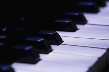 Müzik konsepti. Eski bir piyano klavyesinin siyah beyaz tuşlarını kapat. Yatay resim.