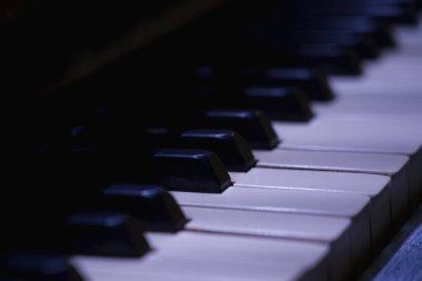 Müzik konsepti. Eski bir piyano klavyesinin siyah beyaz tuşları. Yatay resim.