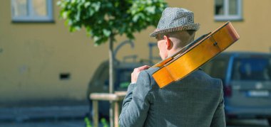 Omzunda gitarla yürüyen bir sokak müzisyeni. Müzik, sanat, yaratıcılık kavramı.