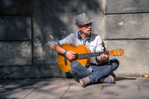 Portrait Young Male Street Musician Playing Guitar City Sidewalk Freedom — Stock Photo, Image