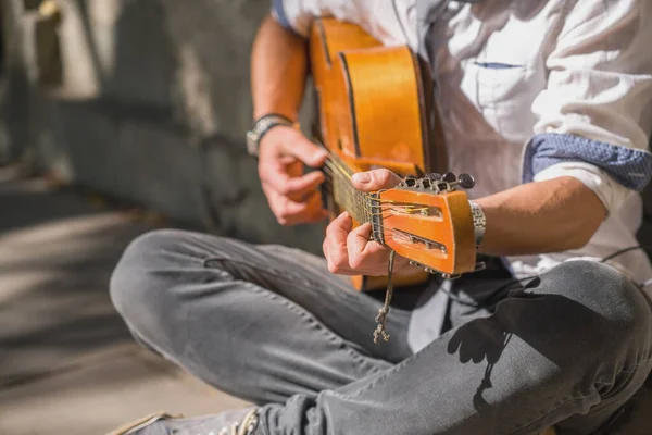 Närbild Manliga Gatumusiker Spelar Gitarr Selektiv Inriktning — Stockfoto