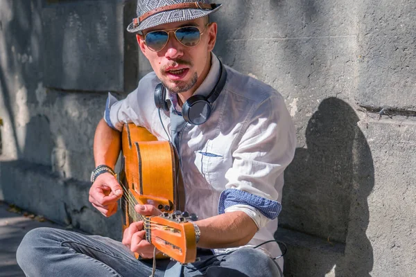 Retrato Joven Músico Callejero Tocando Guitarra Una Acera Ciudad Concepto — Foto de Stock