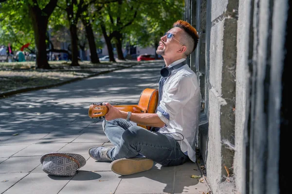 Şehir Kaldırımında Oturup Gitarla Müzik Çalan Mutlu Sokak Müzisyeni Özgürlük — Stok fotoğraf