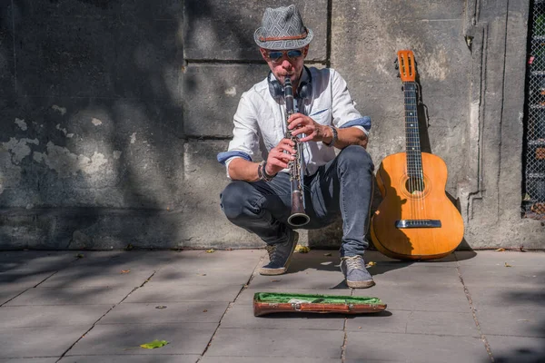 Busker Street Musiker Som Spelar Musik Med Klarinett Trottoar — Stockfoto