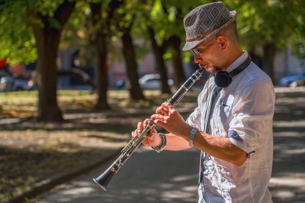 Junger Mann Spielt Klarinette Auf Der Straße Straßenmusiker Musik Kunst — Stockfoto