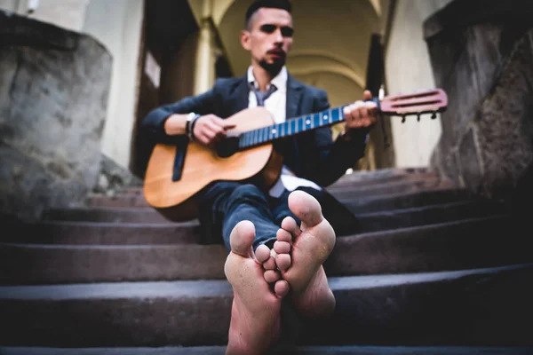 Gatumusiker Som Spelar Gitarr Utomhus Selektivt Fokus Fötter Musik Konst — Stockfoto