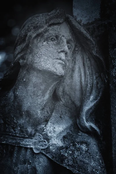 絵画と悲しみの概念 死の象徴として墓の上に悲しいと絶望的な女性の古代の石の像の断片と人間の生活の終わり — ストック写真