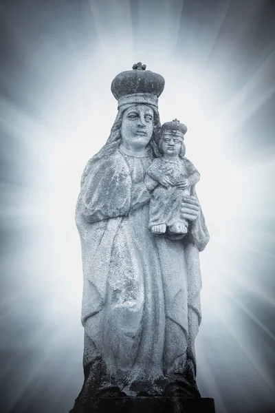 Sehr Alte Steinstatue Der Himmelskönigin Mit Jesuskind — Stockfoto