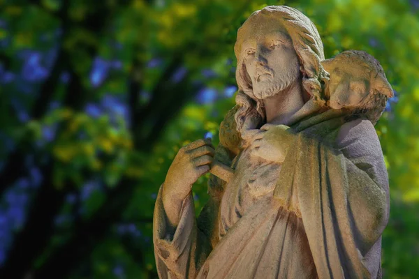 Antigua Estatua Del Buen Pastor Jesucristo Con Oveja Perdida Sobre — Foto de Stock