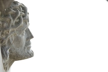 İsa Mesih 'in profilden çarmıha gerilmesinin antik bir taş heykeli. Beyaz arkaplanda izole. 